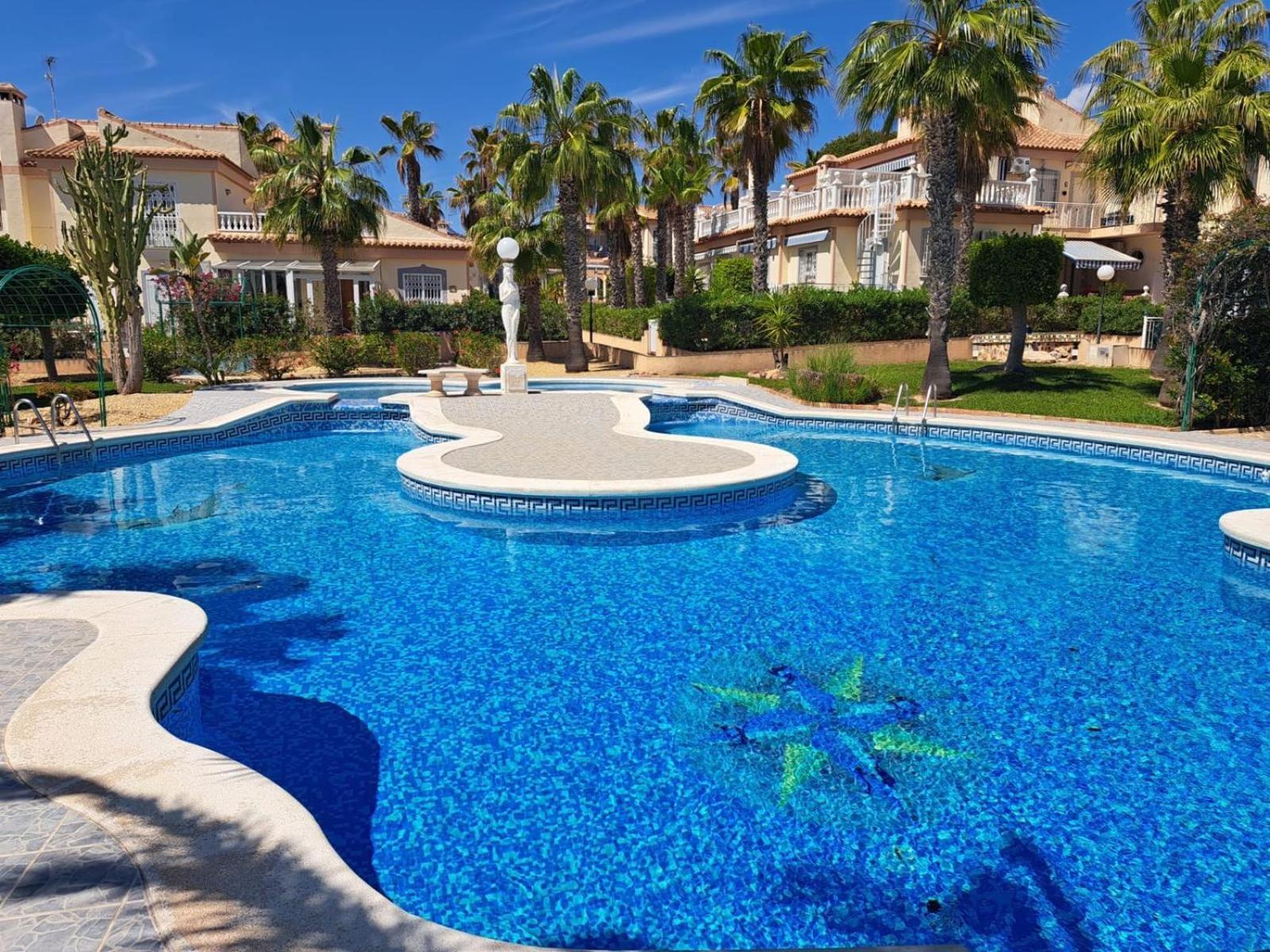 Schoenes Ruhiges Rooftop Apartment Mit Grosser Dachterrasse Torrevieja Exterior photo