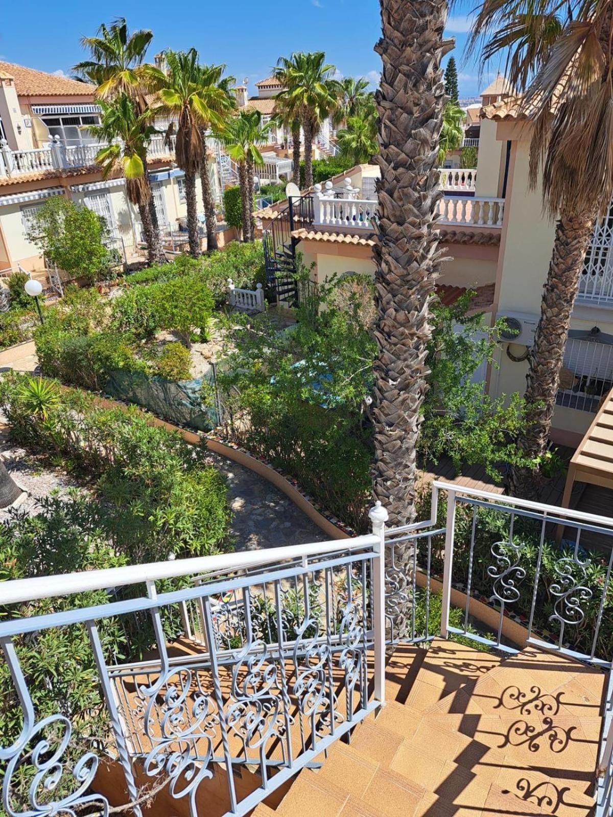 Schoenes Ruhiges Rooftop Apartment Mit Grosser Dachterrasse Torrevieja Exterior photo